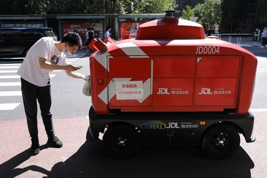 COVID-19 thúc đẩy Alibaba và các công ty Trung Quốc dùng robot giao hàng: Ưu và khuyết điểm
