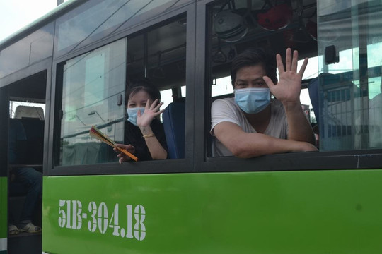 Giúp dân mắc kẹt về miền Tây: Dùng xe buýt đưa người âm tính về quê