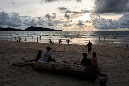 Du lịch sau COVID-19: Phú Quốc mở cửa sẽ khác "Hộp cát Phuket" của Thái Lan thế nào?