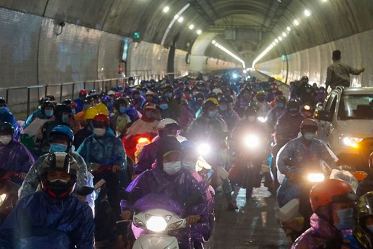 Phút chót đổi phương án, hầm qua đèo Hải Vân được mở cửa cho đoàn xe máy về quê
