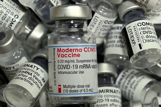 Căng thẳng giữa Moderna và chính quyền Biden gia tăng vì chuyện sản xuất thêm vắc xin COVID-19 tặng các nước