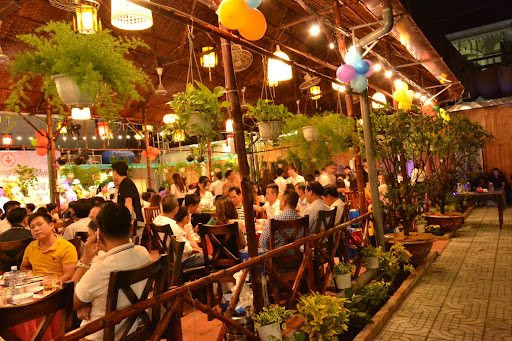 Hà Nội: Nhà hàng, quán ăn, xe buýt, taxi được hoạt động trở lại