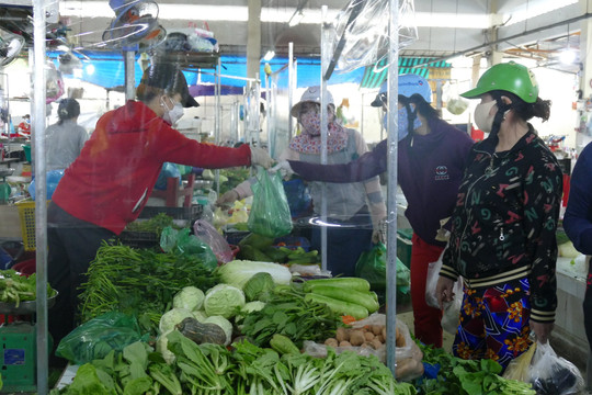 TP.HCM đồng loạt mở lại chợ truyền thống