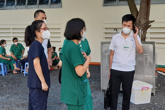 Hơn 500 y bác sĩ chống dịch của Bệnh viện Bạch Mai chia tay Sài Gòn