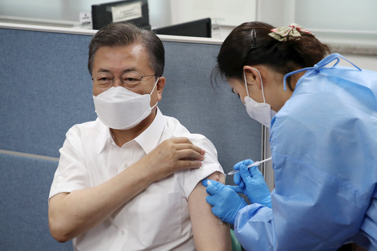 Tổng thống Hàn Quốc nhận mũi vắc xin Pfizer tăng cường sau 2 liều AstraZeneca