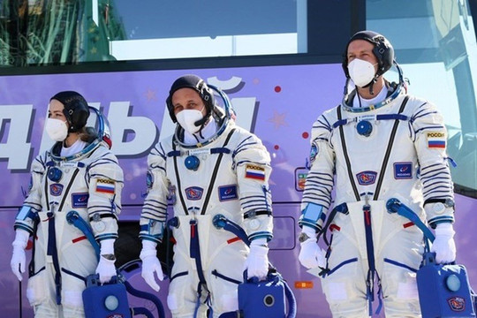 Sau 12 ngày thực hiện cảnh quay trên vũ trụ, đoàn làm phim Nga trở về trái đất