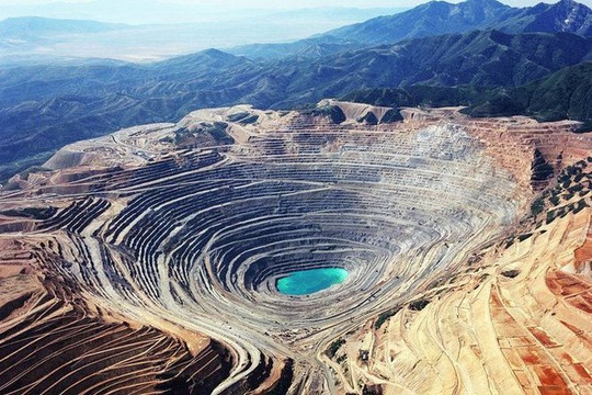 Khu mỏ lộ thiên sâu nhất thế giới, là điểm du lịch thu hút khách nhưng bị kiện vì gây ô nhiễm môi trường