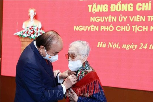 Trao Huy hiệu 75 năm tuổi Đảng cho nguyên Phó Chủ tịch nước Nguyễn Thị Bình