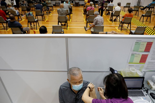 Số ca COVID-19 kỷ lục, Singapore tìm nguyên nhân dịch bùng phát khi 84% dân tiêm 2 mũi vắc xin
