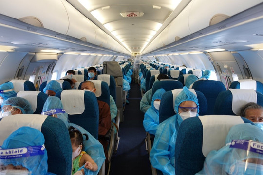 Từ ngày 29.10, hành khách đi máy bay chỉ cần khai báo y tế điện tử, bỏ khai báo giấy