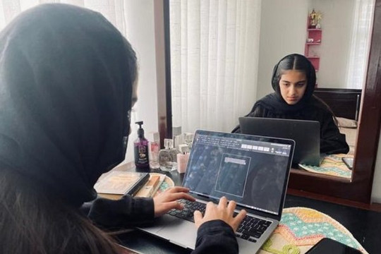 Nhiều phụ nữ và trẻ em gái Afghanistan tìm mọi cách để học tập