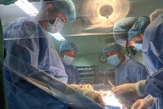 Bệnh viện Đa khoa Trung ương Cần Thơ: Phối hợp nhiều chuyên khoa phẫu thuật thành công hai bệnh nhân có bệnh lý tim mạch nặng