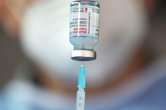 Chọn vắc xin Moderna làm mũi thứ 3: Chuyên gia khuyên tiêm nửa hay đầy đủ liều lượng?