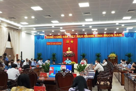 Chủ tịch UBND tỉnh An Giang: Hàng tuần phải truyền hình trực tiếp để giải đáp thắc mắc của người dân về COVID-19
