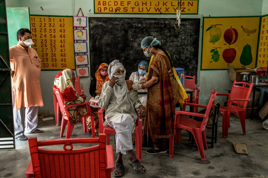 Tránh thảm họa khi biến thể mới nguy hiểm xuất hiện, Ấn Độ gõ cửa từng nhà tiêm mũi 2 vắc xin COVID-19