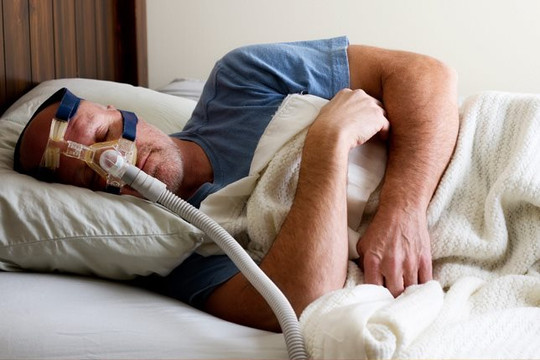 Chứng ngưng thở khi ngủ liên quan mắc COVID-19 nghiêm trọng
