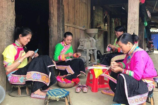 Nghề làm giày thêu của người Xạ Phang trở thành Di sản văn hóa phi vật thể quốc gia