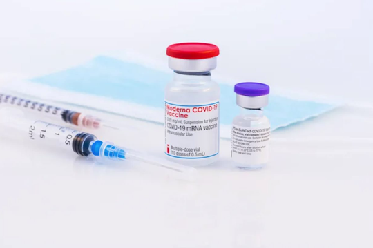 Bộ trưởng Y tế Singapore: Người nhận 2 mũi vắc xin Pfizer được bảo vệ tốt hơn khi tiêm thêm liều Moderna