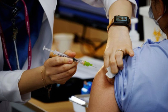 Ca COVID-19 nghiêm trọng tăng đột biến, Hàn Quốc rút ngắn thời gian tiêm mũi vắc xin thứ 3 cho người cao tuổi