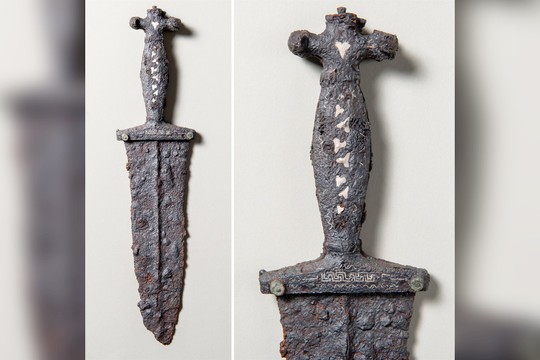 Tìm thấy dao găm bạc 2.000 năm tuổi của chiến binh La Mã