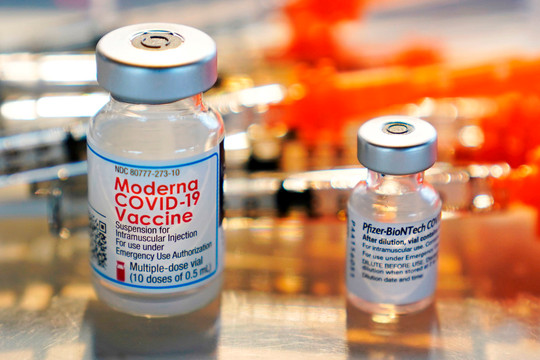 FDA phê duyệt mũi vắc xin Pfizer và Moderna tăng cường cho tất cả người lớn, các chuyên gia nói gì?