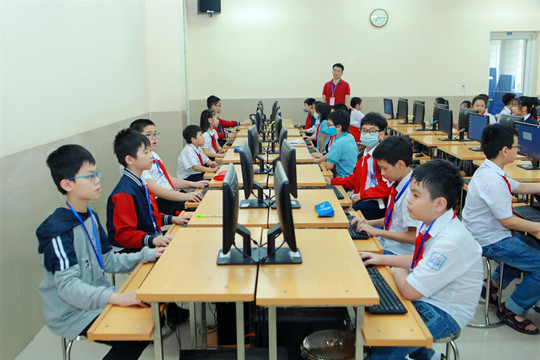 Các trường ở Hà Nội loay hoay với dịch COVID-19 khi học sinh đi học trực tiếp