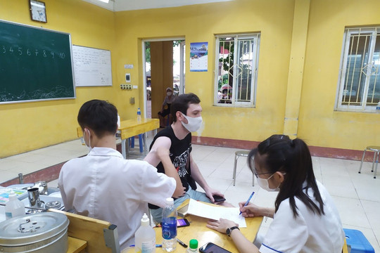 Học sinh THPT ở Hà Nội bắt đầu được tiêm vắc xin COVID-19 để tới trường
