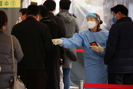 Hàn Quốc báo số ca kỷ lục hàng ngày khi sống chung với COVID-19, 79,1% dân tiêm 2 mũi vắc xin