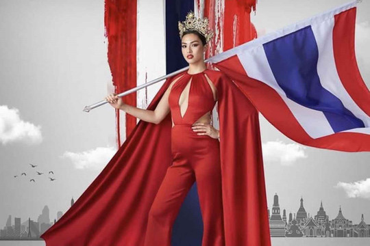 Sau khi bị chỉ trích, tân hoa hậu Thái Lan tiếp tục bị kiện vì tấm ảnh đứng trên quốc kỳ