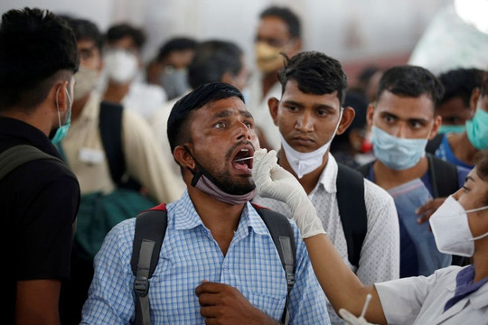 Số ca COVID-19/ngày thấp nhất 1 năm rưỡi qua, Ấn Độ vẫn sợ bùng dịch vì xét nghiệm giảm hơn 1/2