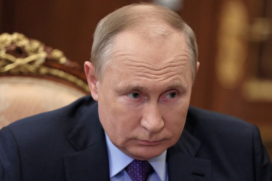 Ông Putin thử vắc xin dạng xịt sau khi tiêm mũi Sputnik Light tăng cường vì kháng thể suy giảm