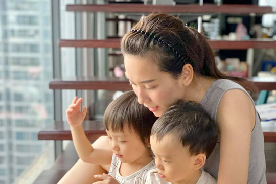 Cặp sinh đôi 2 tuổi và clip Mukbang ăn cả thế giới khiến ai cũng mê, cách cho con ăn của mẹ xinh đẹp đặc biệt gây chú ý