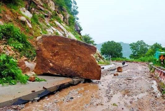 An Giang: Sạt lở nguy hiểm, đá khủng rơi chắn đường lên núi Cấm