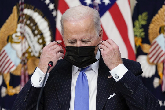 Ông Biden tuyên bố Mỹ sẽ đánh bại Omicron, Anh rút ngắn thời gian tiêm mũi vắc xin thứ 3