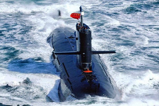 Vật thể lạ giống tàu ngầm Trung Quốc nổi trên biển khiến các chuyên gia đau đầu giải mã