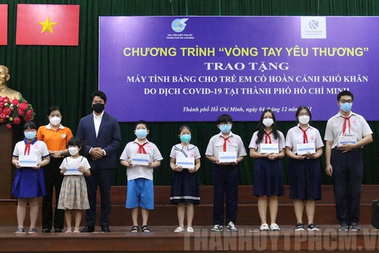TP.HCM: Trao tặng 250 máy tính bảng cho trẻ em có hoàn cảnh khó khăn do dịch COVID-19