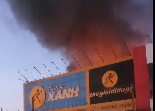 Cần Thơ: Cháy lớn ở cửa hàng Điện máy Xanh