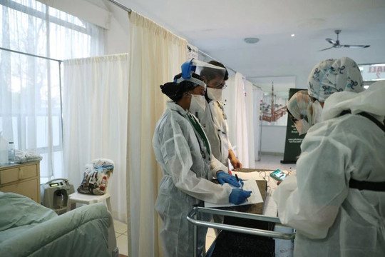 Từ 2.300 ca tăng vọt lên 16.000 sau 4 ngày, Nam Phi chuẩn bị bệnh viện chống đợt dịch Omicron