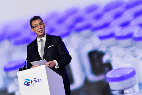 Omicron xuất hiện ở 57 nước, CEO Pfizer nói biến thể lây nhanh và gây bệnh nhẹ không hẳn là tin tốt