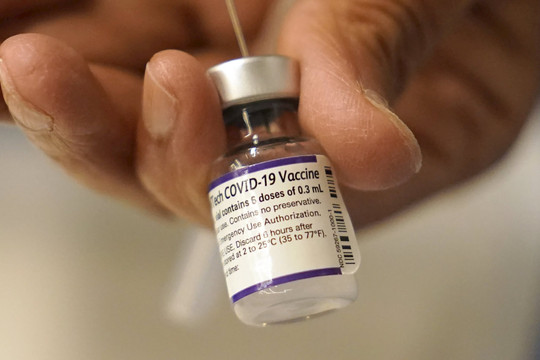 Pfizer-BioNTech tuyên bố tiêm mũi vắc xin thứ 3 vô hiệu được Omicron: Sự thật ra sao?