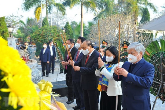 Chủ tịch nước Nguyễn Xuân Phúc viếng nghĩa trang Liệt sỹ Quốc Gia Vị Xuyên