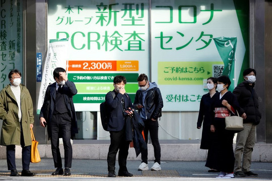 Nhật có thêm 8 ca nhiễm Omicron, Hàn Quốc rút ngắn thời gian tiêm mũi 3 vắc xin vì tỷ lệ mắc COVID-19 kỷ lục