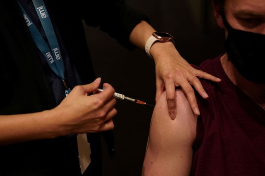 Hai nước rút ngắn thời gian chờ tiêm mũi 3 vắc xin do ca nhiễm Omicron gia tăng
