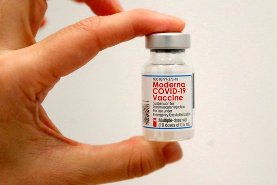 Chuyên gia dịch tễ hàng đầu Mỹ nói chưa cần vắc xin đặc trị Omicron