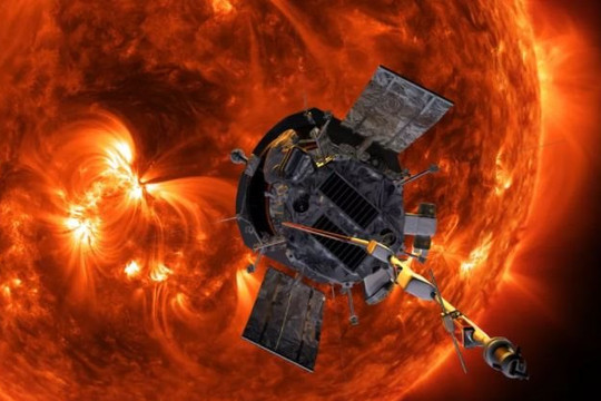 Tàu thăm dò của NASA lần đầu tiên bay qua khí quyển Mặt trời