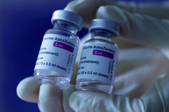 AstraZeneca sản xuất vắc xin đặc trị Omicron, WHO khuyến cáo về liều vắc xin Novavax thứ 3
