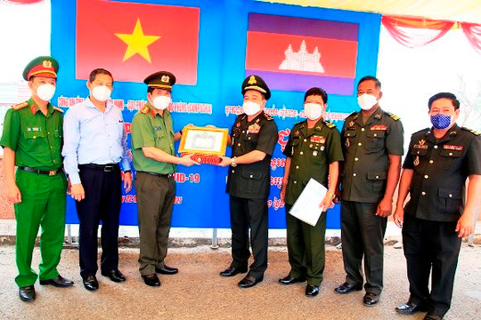 Quốc vương Campuchia tặng huân chương cho Giám đốc Công an An Giang