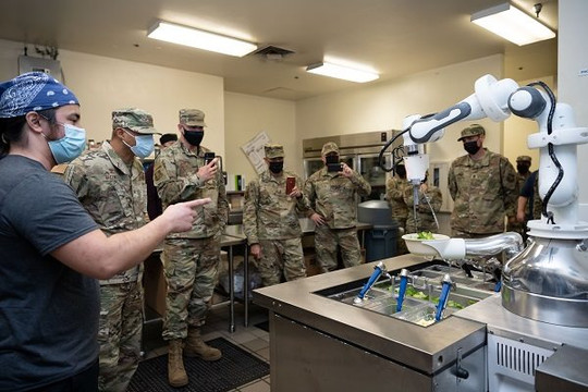 Căn cứ không quân Mỹ thử nghiệm  ‘anh nuôi’ robot 