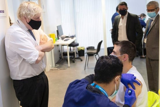 Thủ tướng Anh: 90% F0 được chăm sóc đặc biệt chưa tiêm mũi vắc xin thứ 3