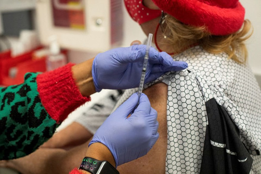 Tiêm mũi vắc xin thứ 3 làm giảm đáng kể nguy cơ truyền Omicron, Delta sang người khác